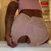 bigbootyjd poopin on side of the tub