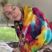 Kazer Lets You Watch Her Huge Shit