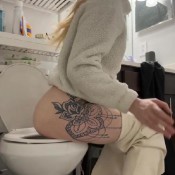 Queenblondee Struggling To Poop Ugh Sara Bee